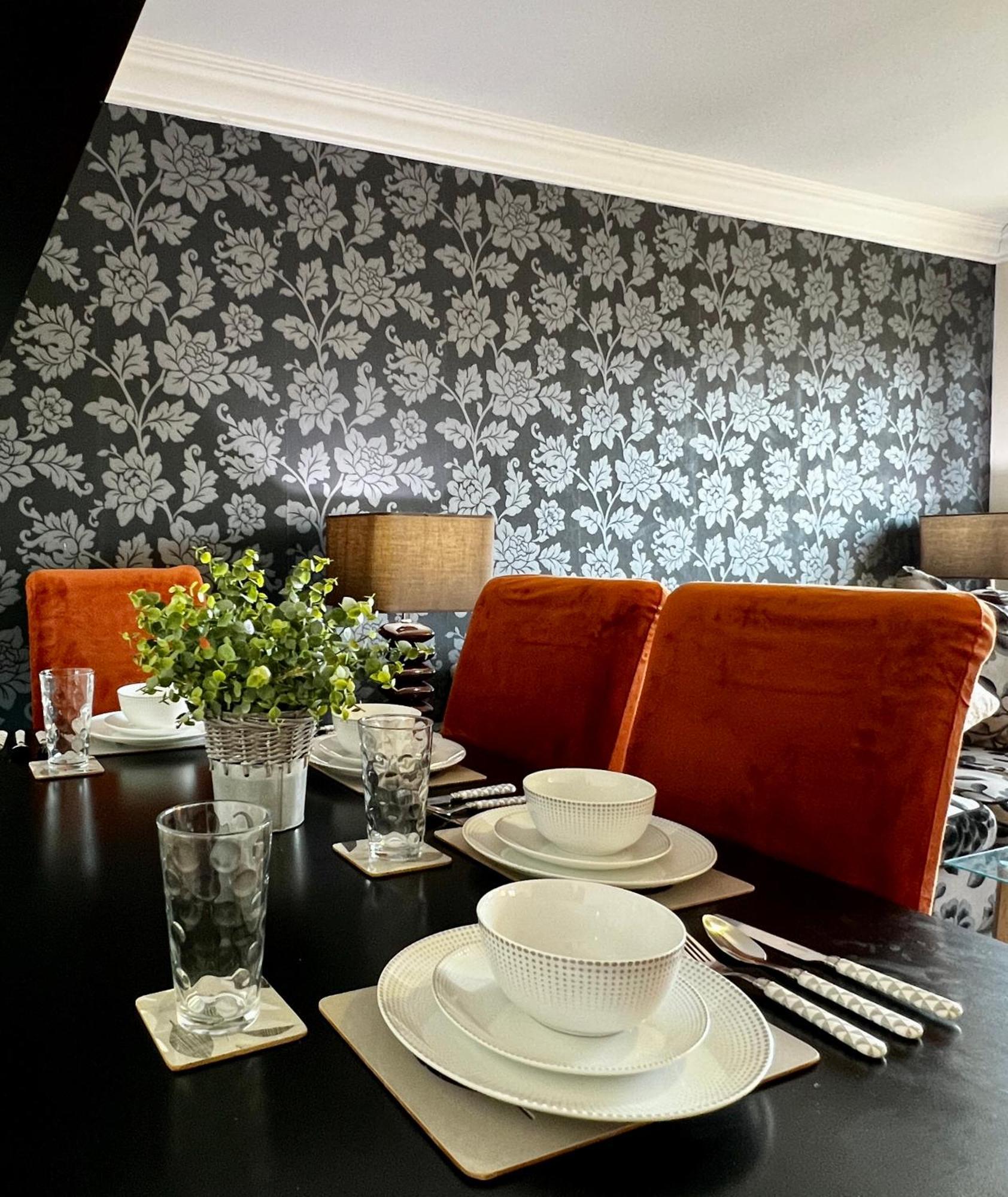 Stylish Modern Flat With Juliet Balcony & Parking Apartment