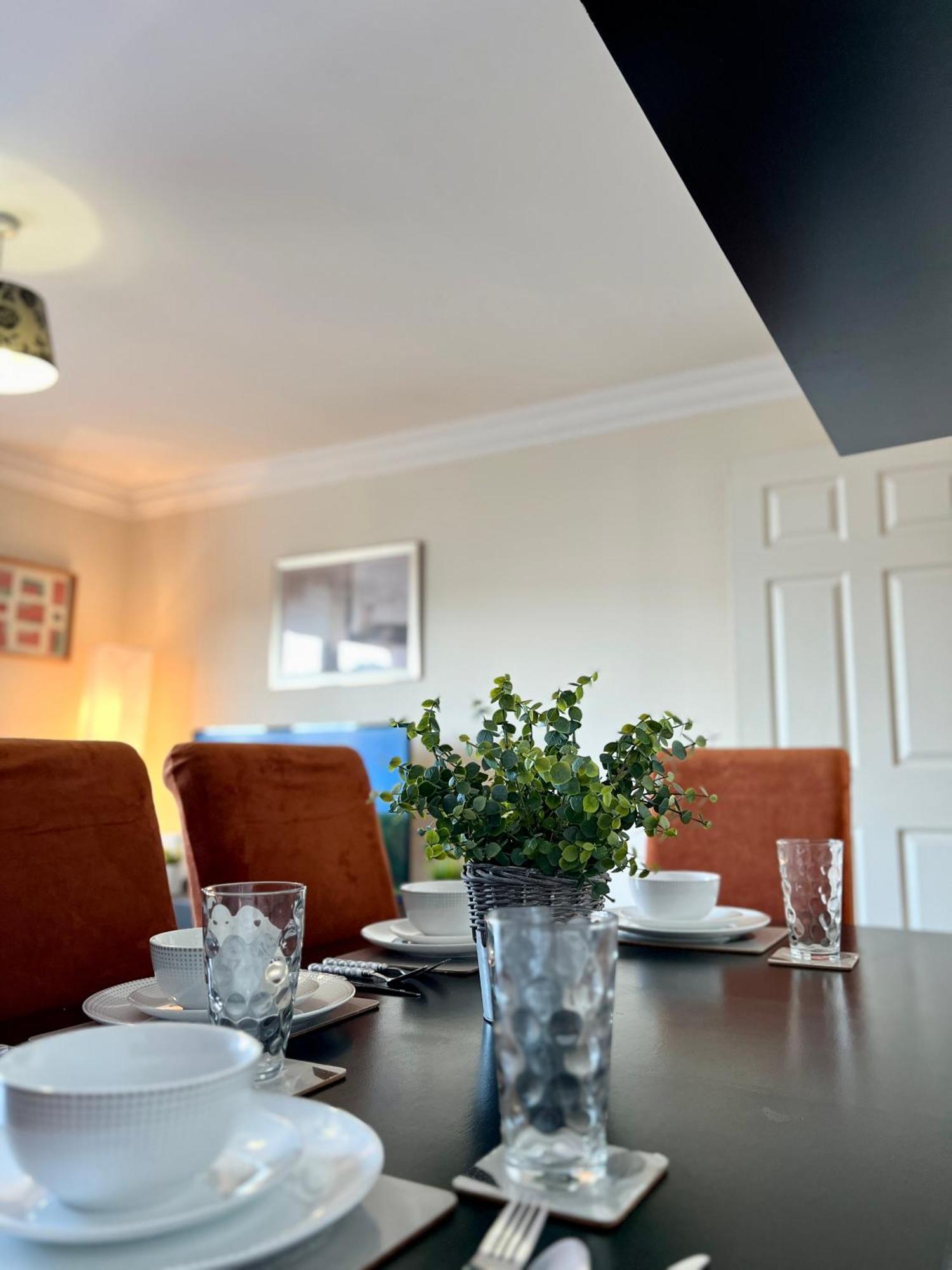 Apartment Stylish Modern Flat With Juliet Balcony & Parking *