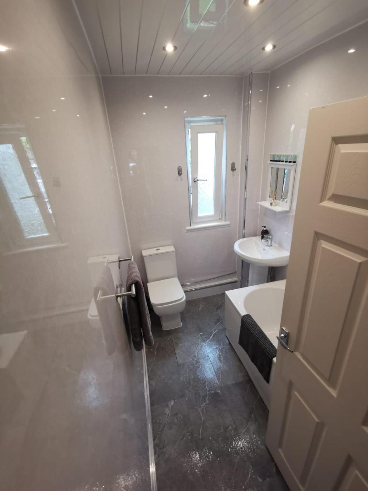 Large 3 Bed, Great For Contractors, With Private Parking Apartment *