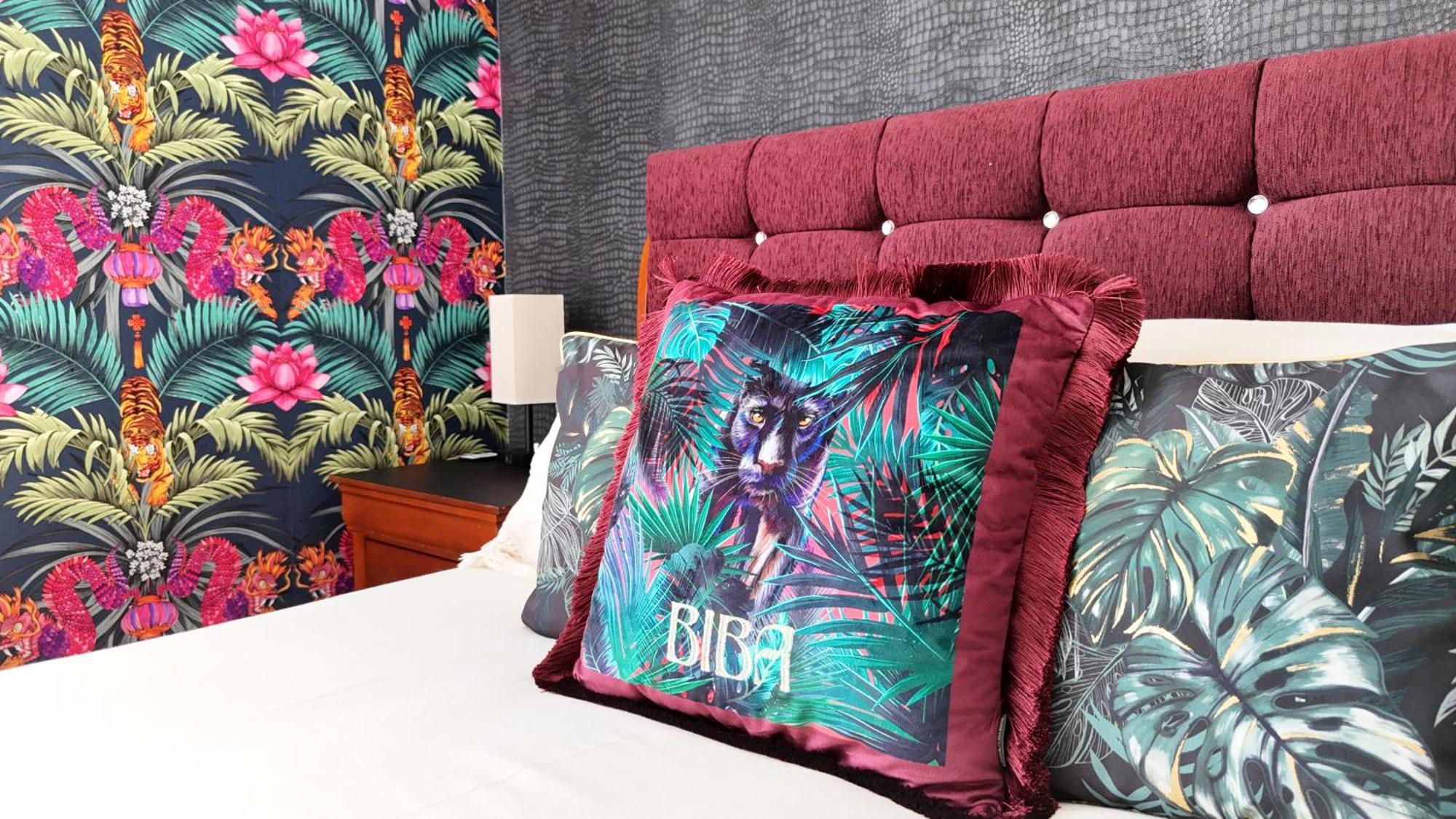 Finn Village - Loch Lomond Jungle En-suite Bathroom & Oudoor Hot Tub Bed & Breakfast