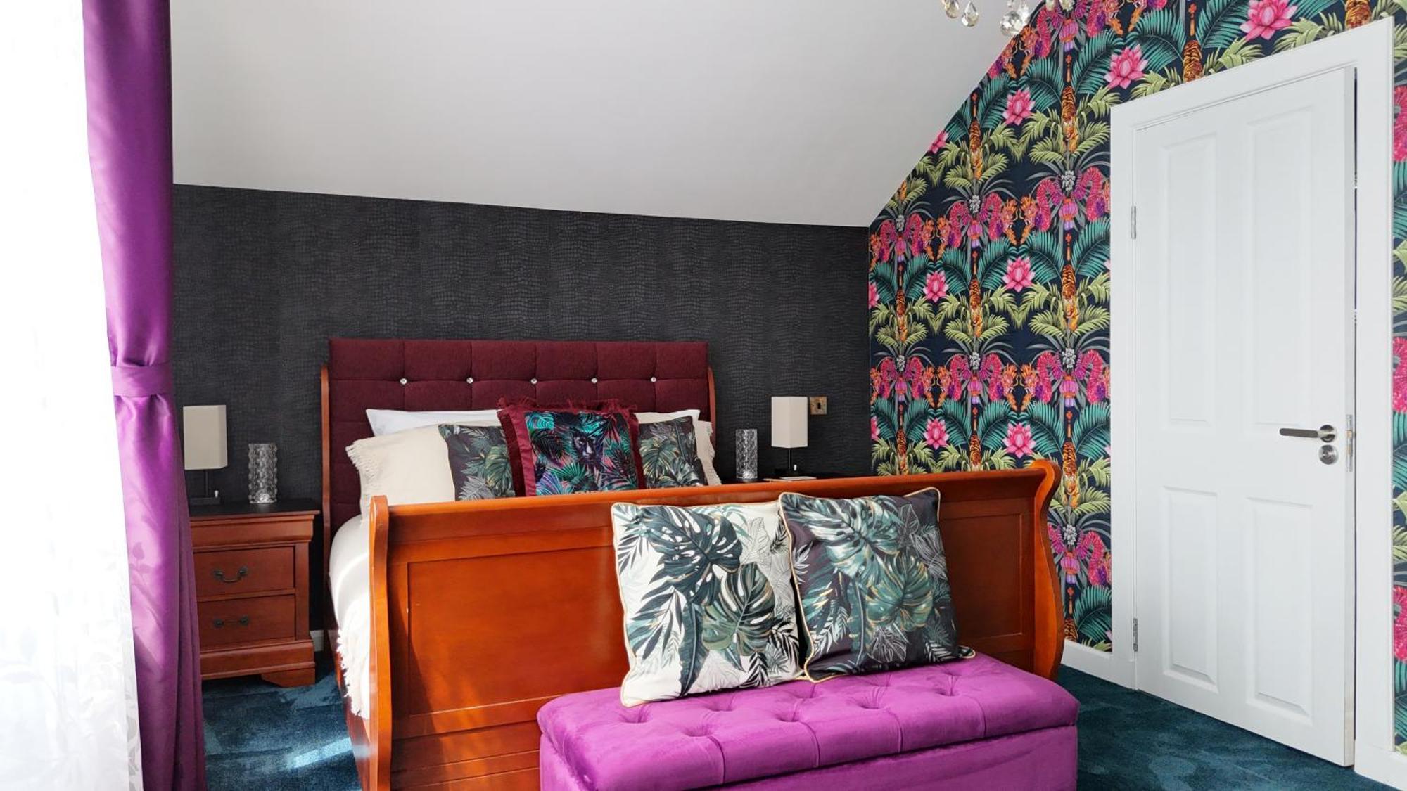 Finn Village - Loch Lomond Jungle En-suite Bathroom & Oudoor Hot Tub Bed & Breakfast
