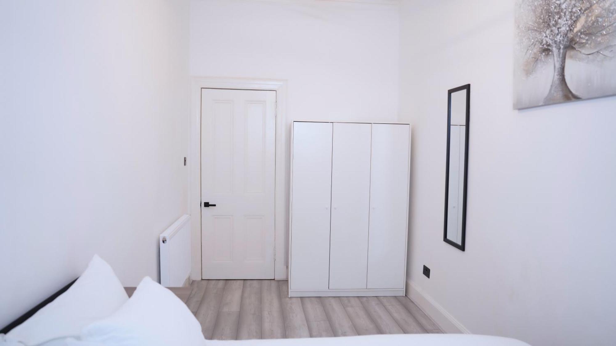 Recently Refurbished 2 Bedroom Apartment! *