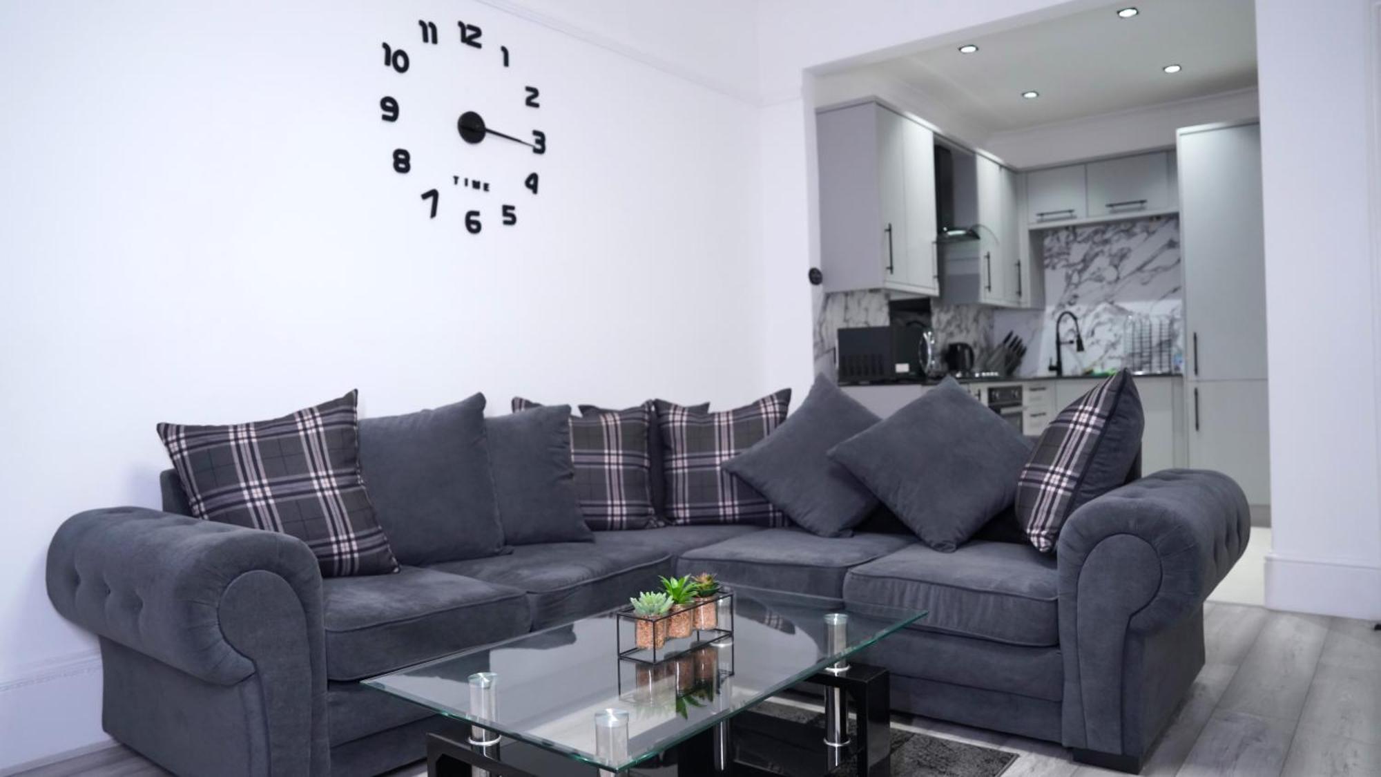 Recently Refurbished 2 Bedroom Apartment! Apartment Glasgow