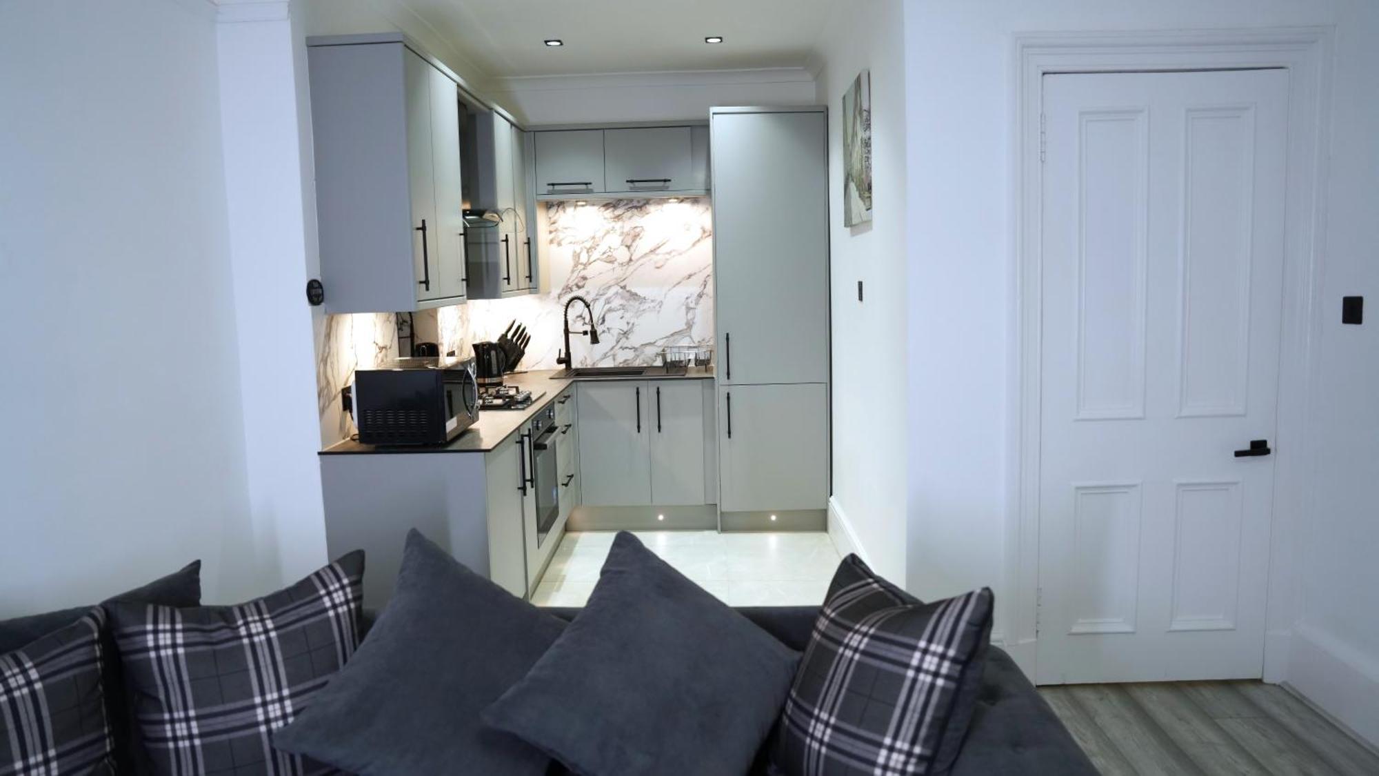 Recently Refurbished 2 Bedroom Apartment! * Glasgow