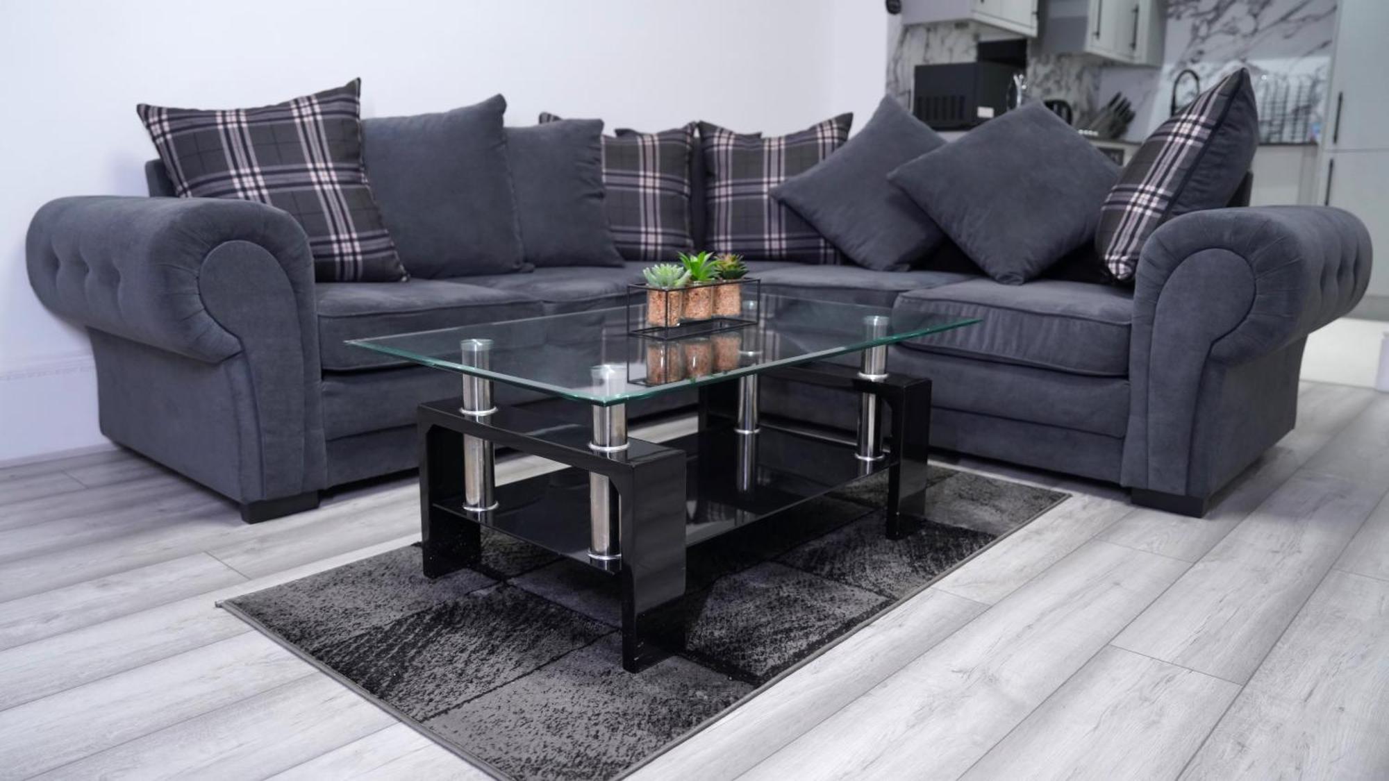 Apartment Recently Refurbished 2 Bedroom Apartment! Glasgow