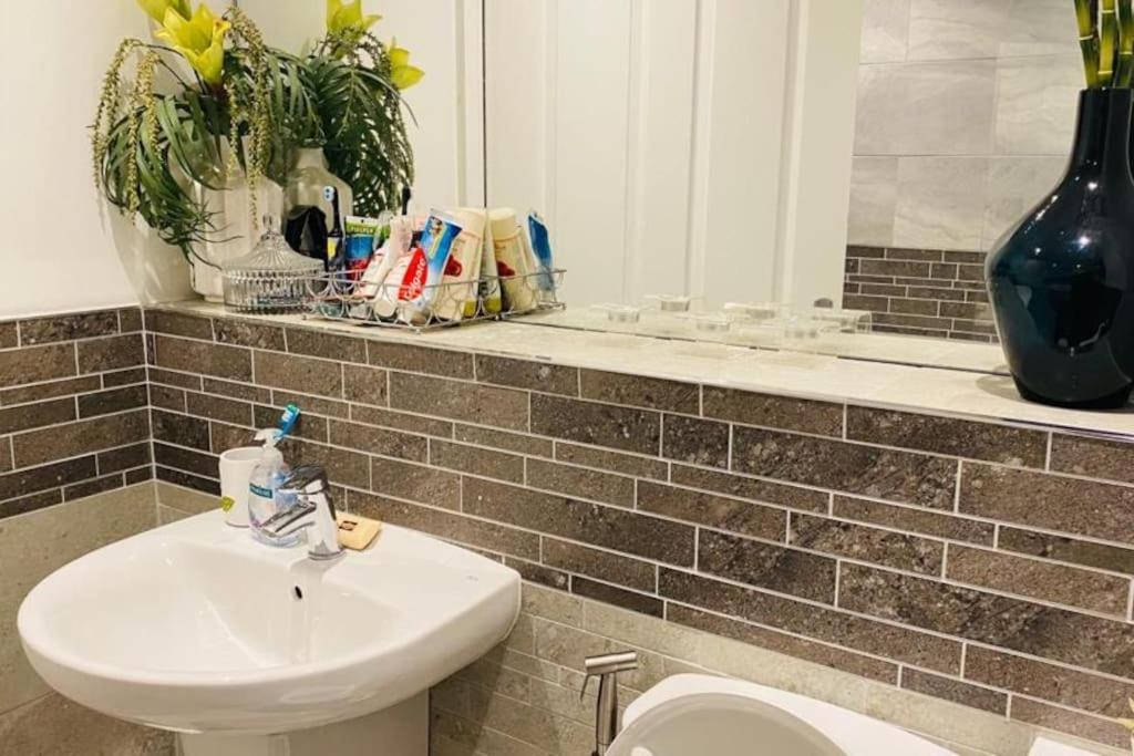 Entire 4 Bed Perfect Family In * Glasgow