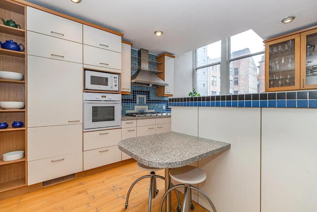 Bright And Duplex In Centre *