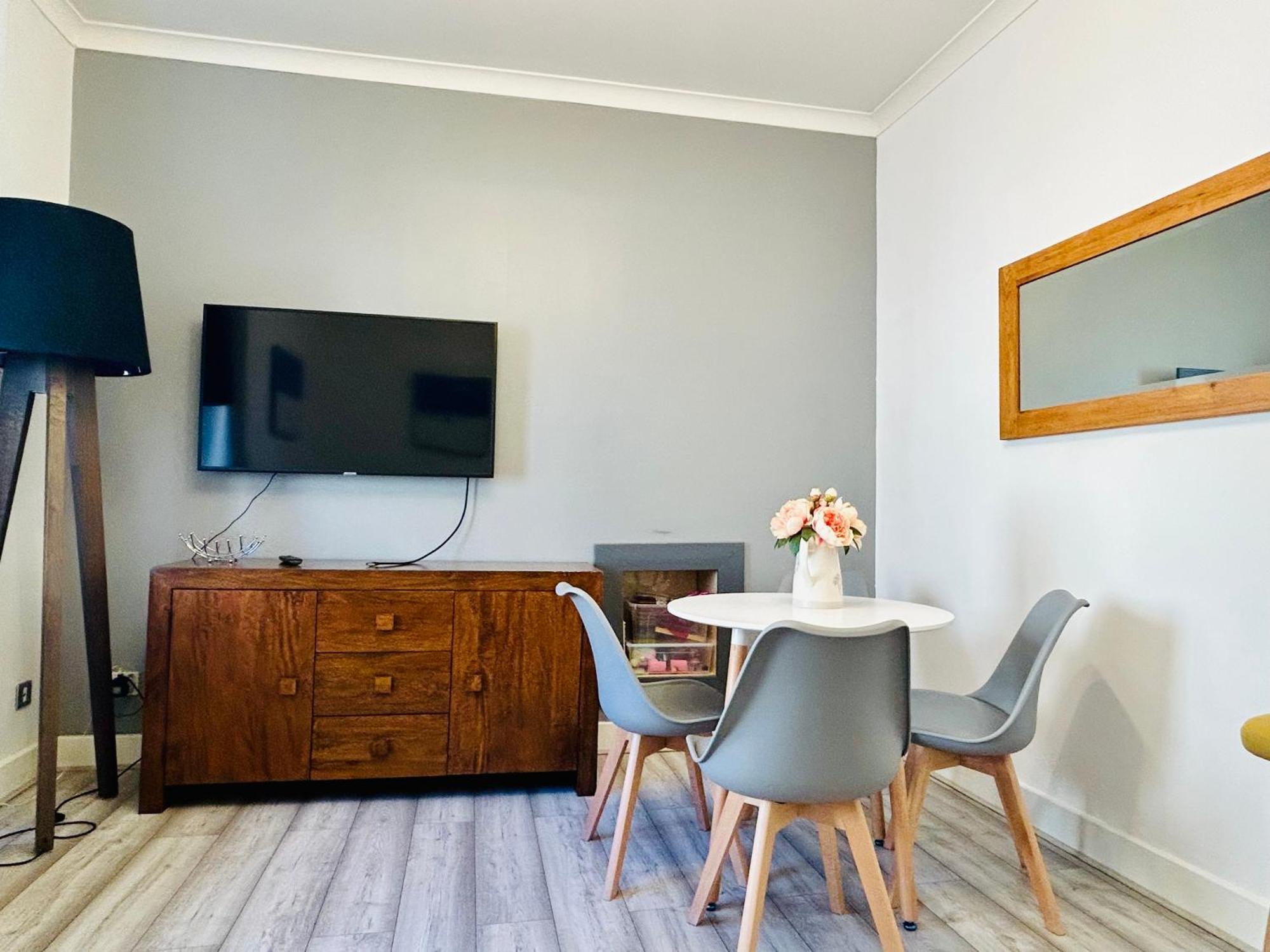 Apartment 2 Bedroom Near Sec, Hydro & Centre *