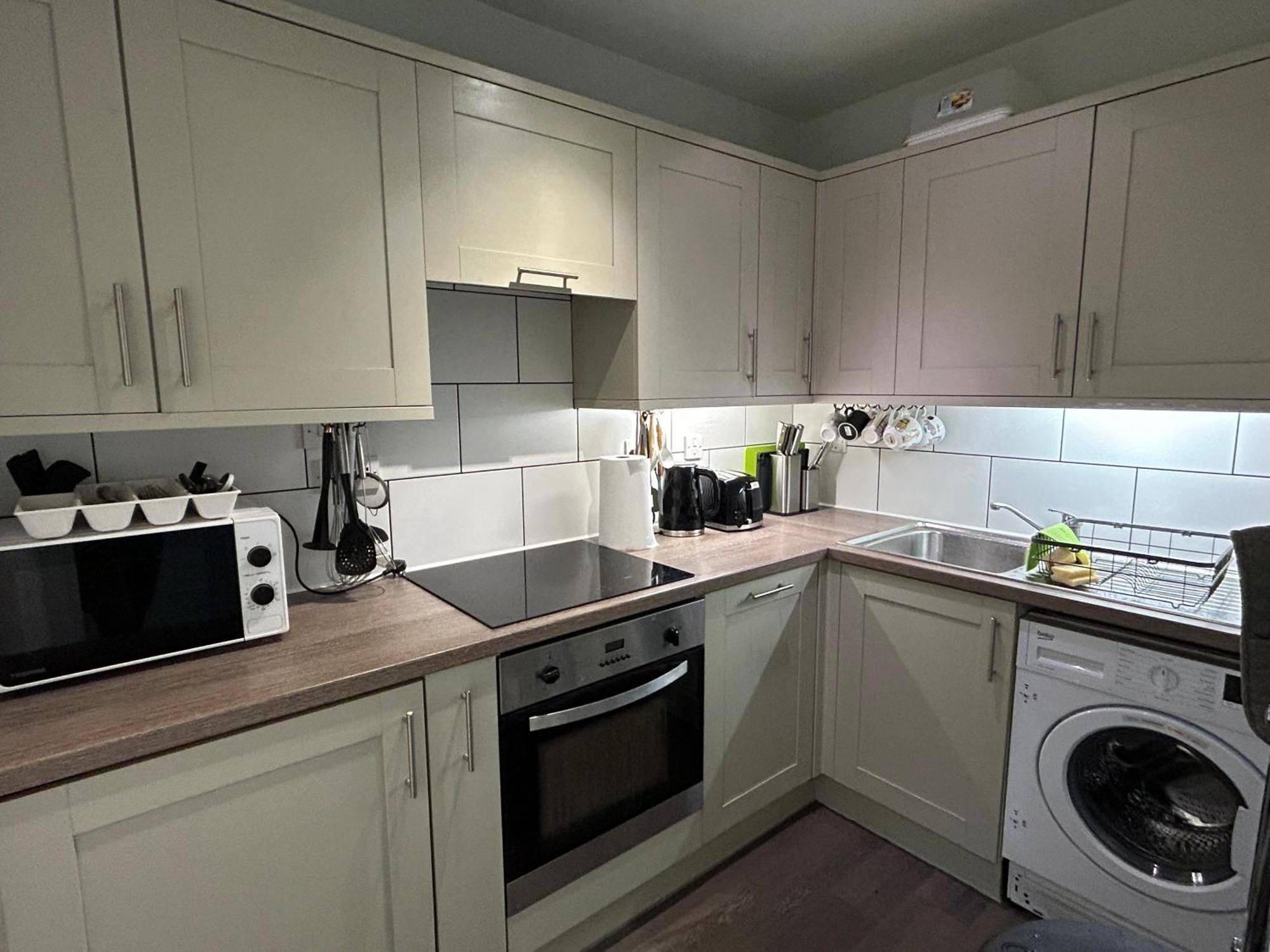 Apartment 2 Bedroom Near Sec, Hydro & Centre *