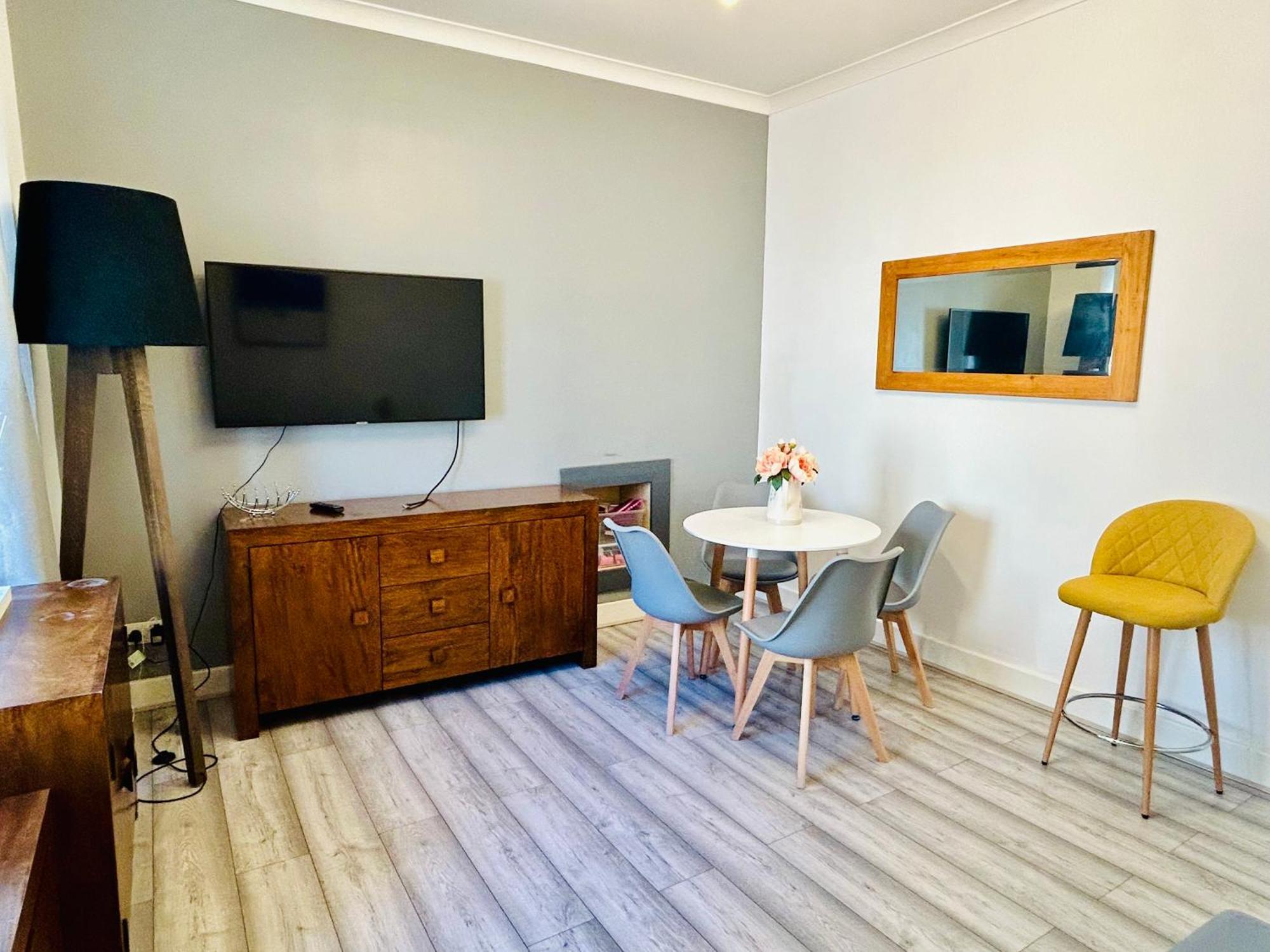 Apartment 2 Bedroom Near Sec, Hydro & Centre *