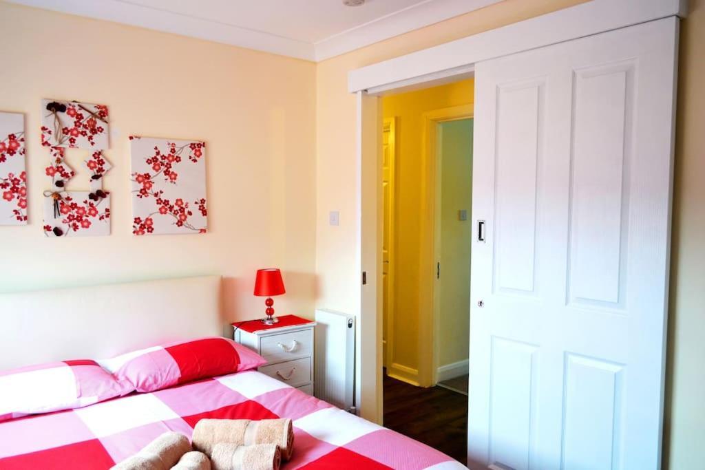 Apartment 3 Bedroom - Free Parking & Wifi 350mbps *