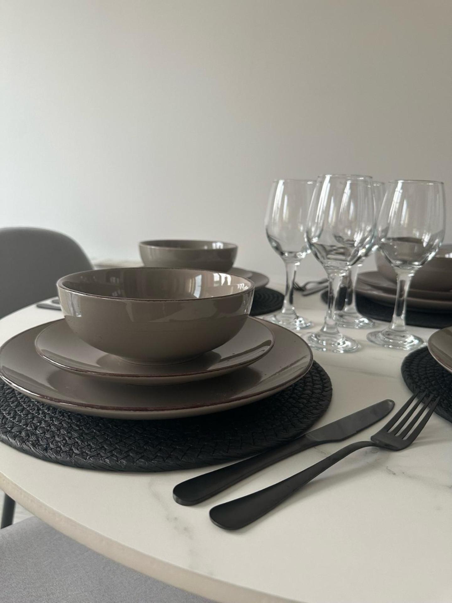 Black Daisy Apartment *