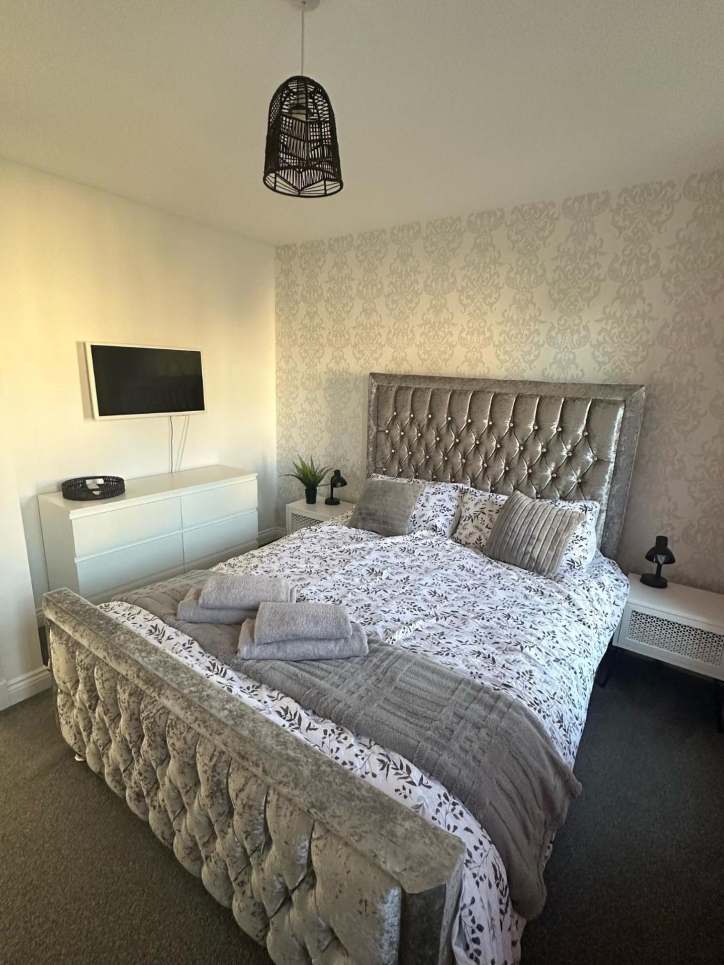 Black Daisy Apartment Glasgow