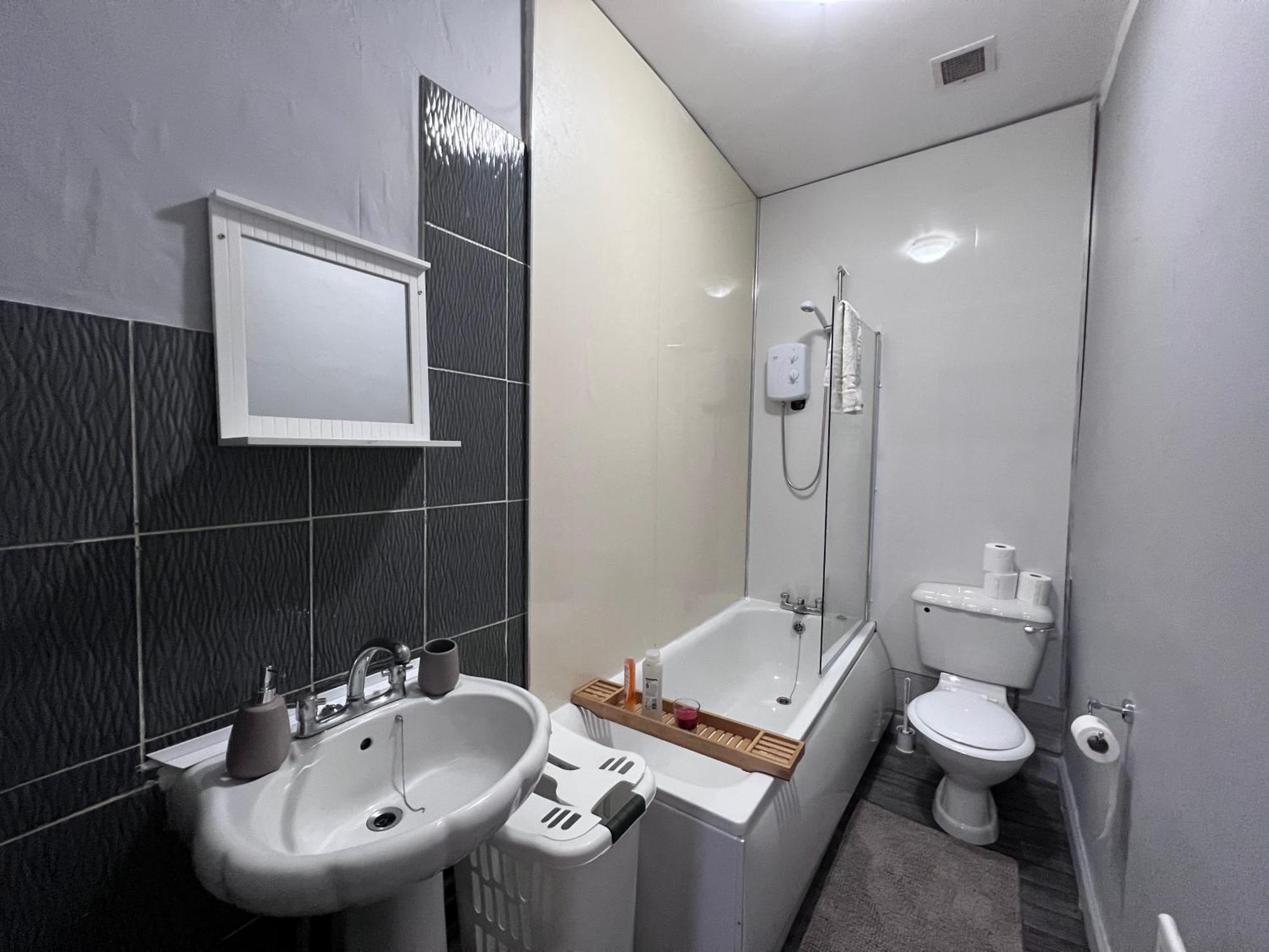 Traditional 5 Bedroom House Free Parking Westend *