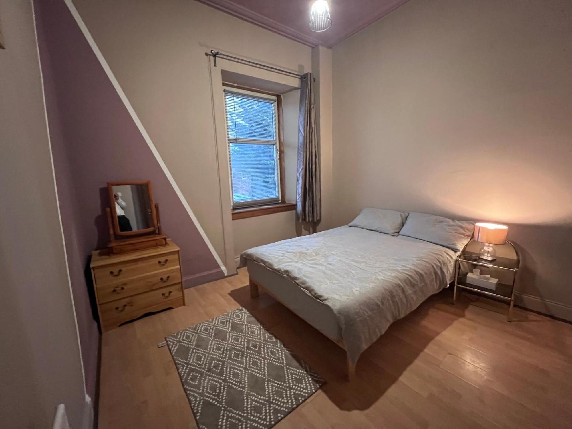 Traditional 5 Bedroom House Free Parking Westend