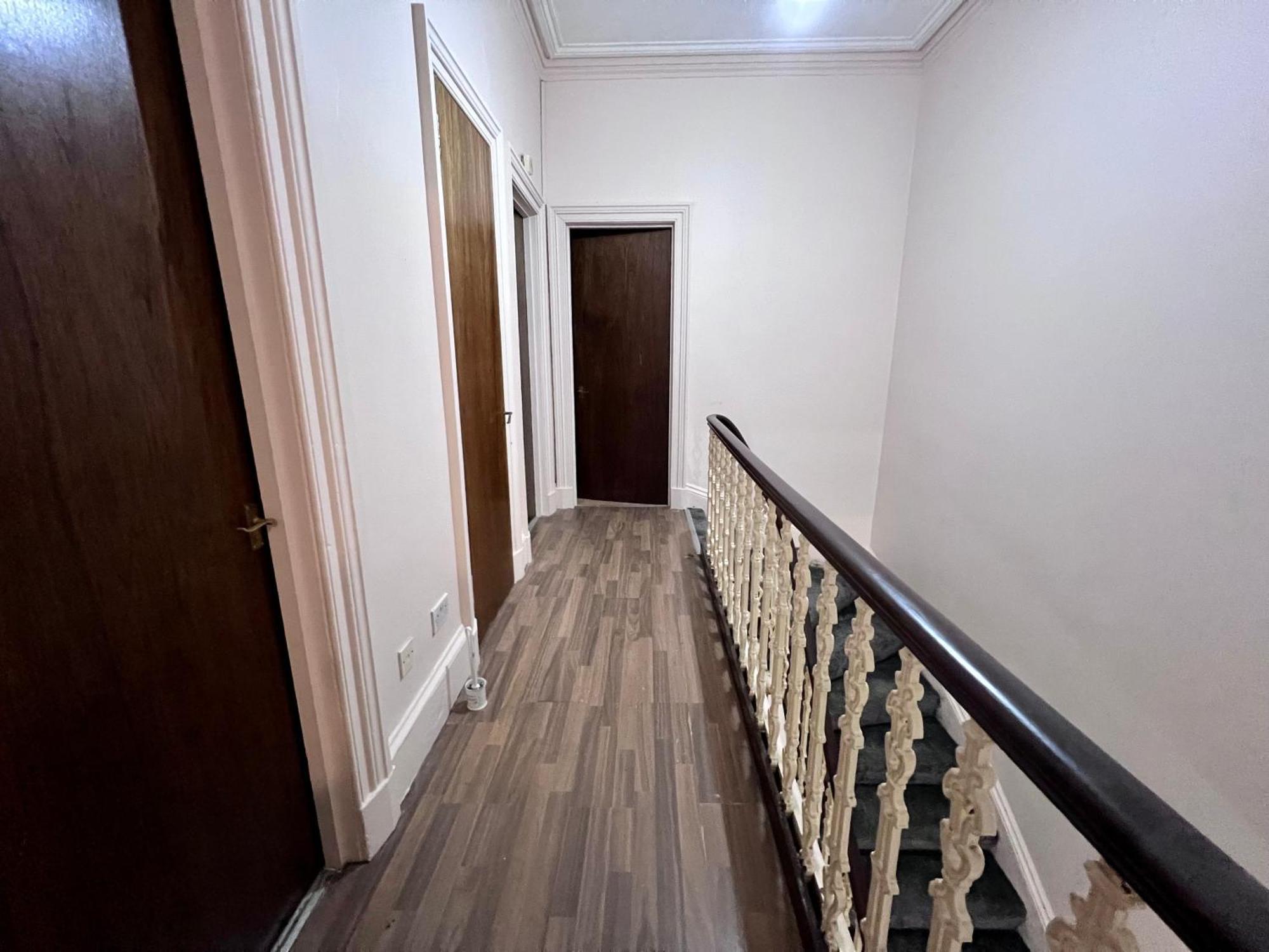 Traditional 5 Bedroom House Free Parking Westend *