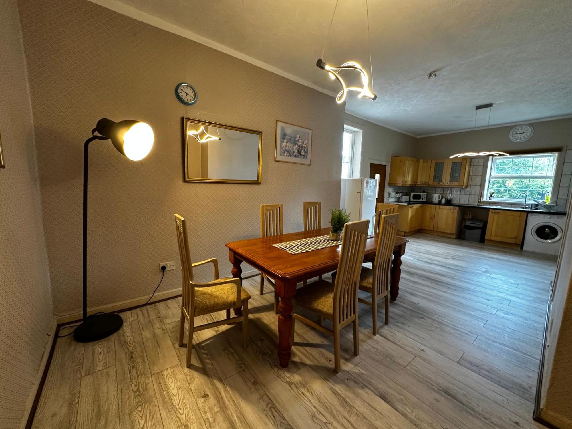 Traditional 5 Bedroom House Free Parking Westend Glasgow