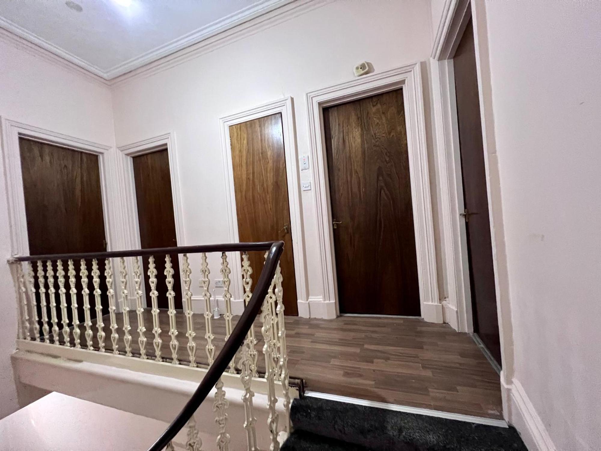 Traditional 5 Bedroom House Free Parking Westend Holiday home *