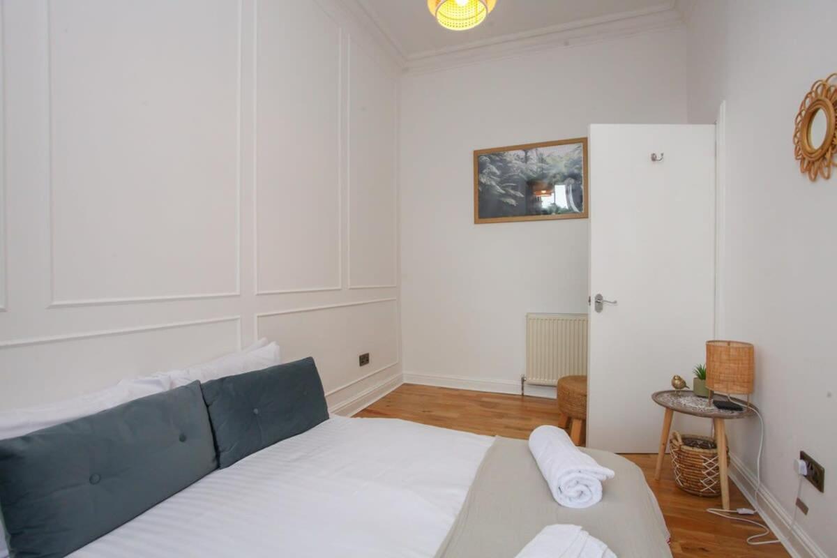 Lovely Spacious 2 Bed Flat * Glasgow