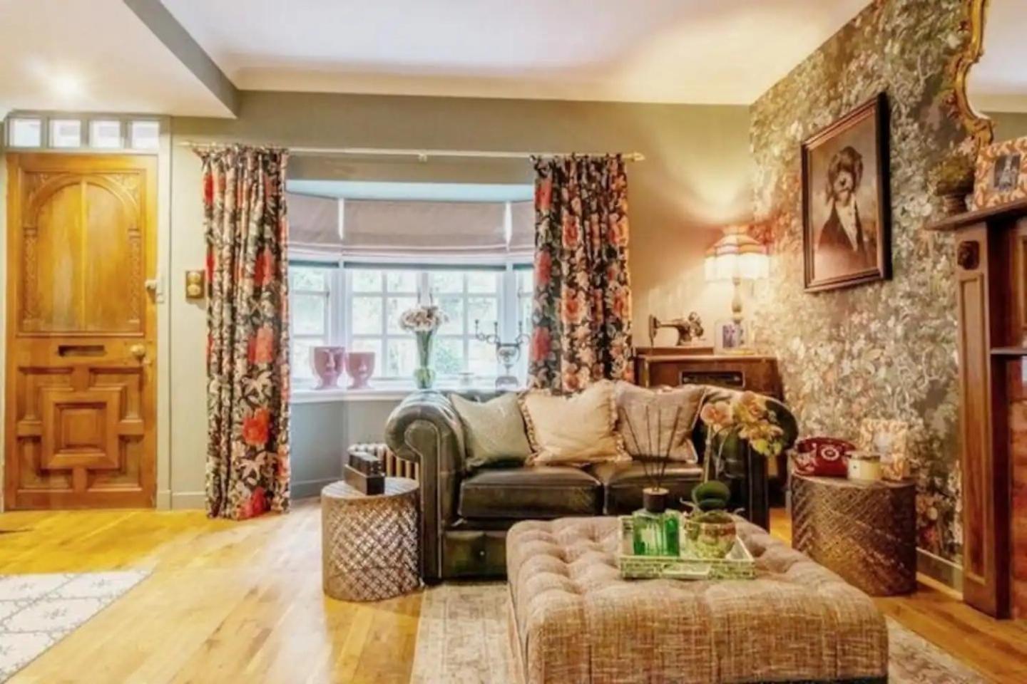 Pass The Keys Magical Mews Hideaway: Quirky Experience Holiday home