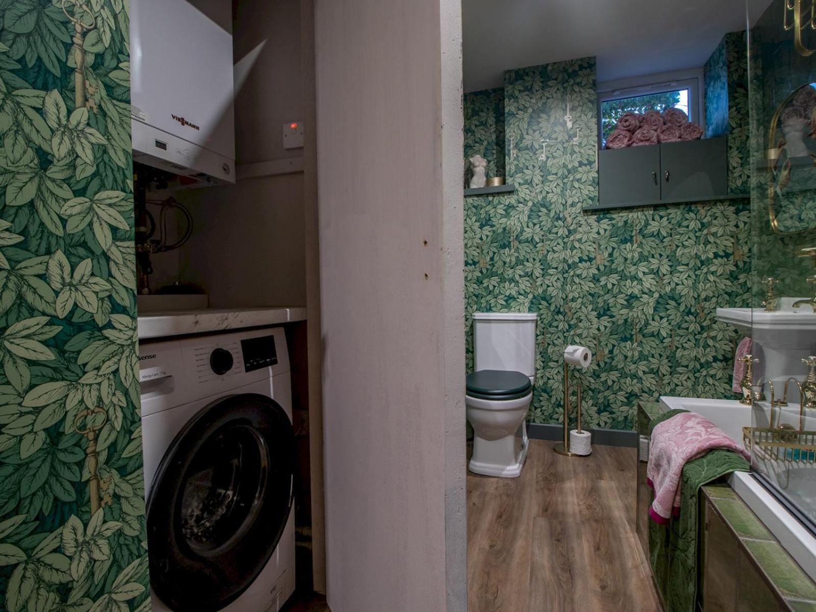 Pass The Keys Magical Mews Hideaway: Quirky Experience Holiday home