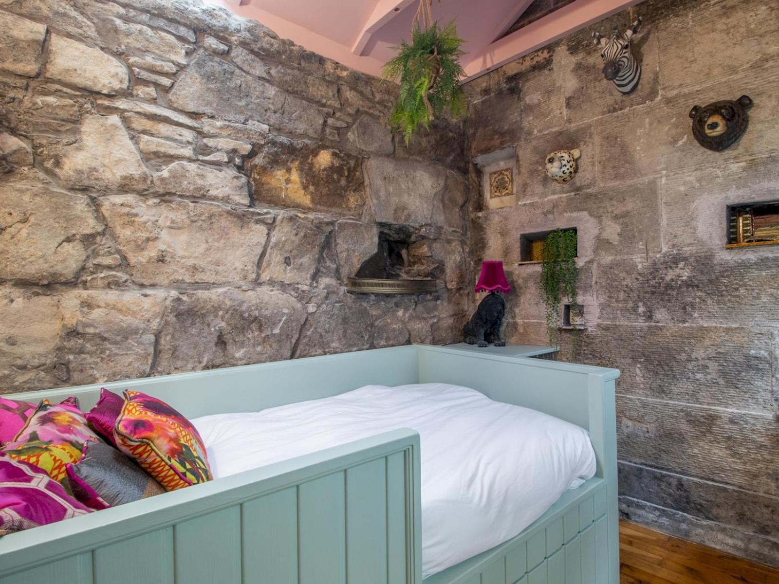 Pass The Keys Magical Mews Hideaway: Quirky Experience Glasgow