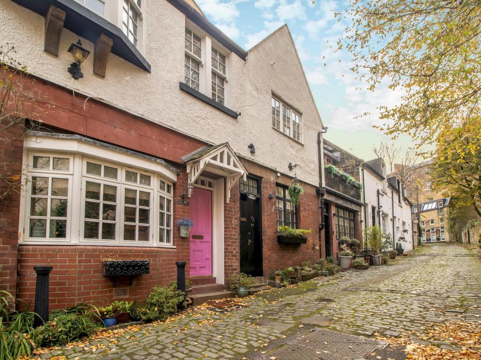 Pass The Keys Magical Mews Hideaway: Quirky Experience Glasgow