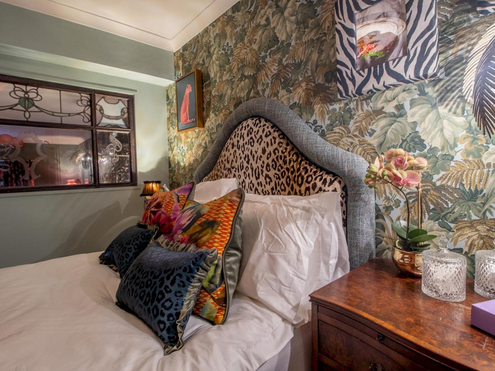 Pass The Keys Magical Mews Hideaway: Quirky Experience Holiday home