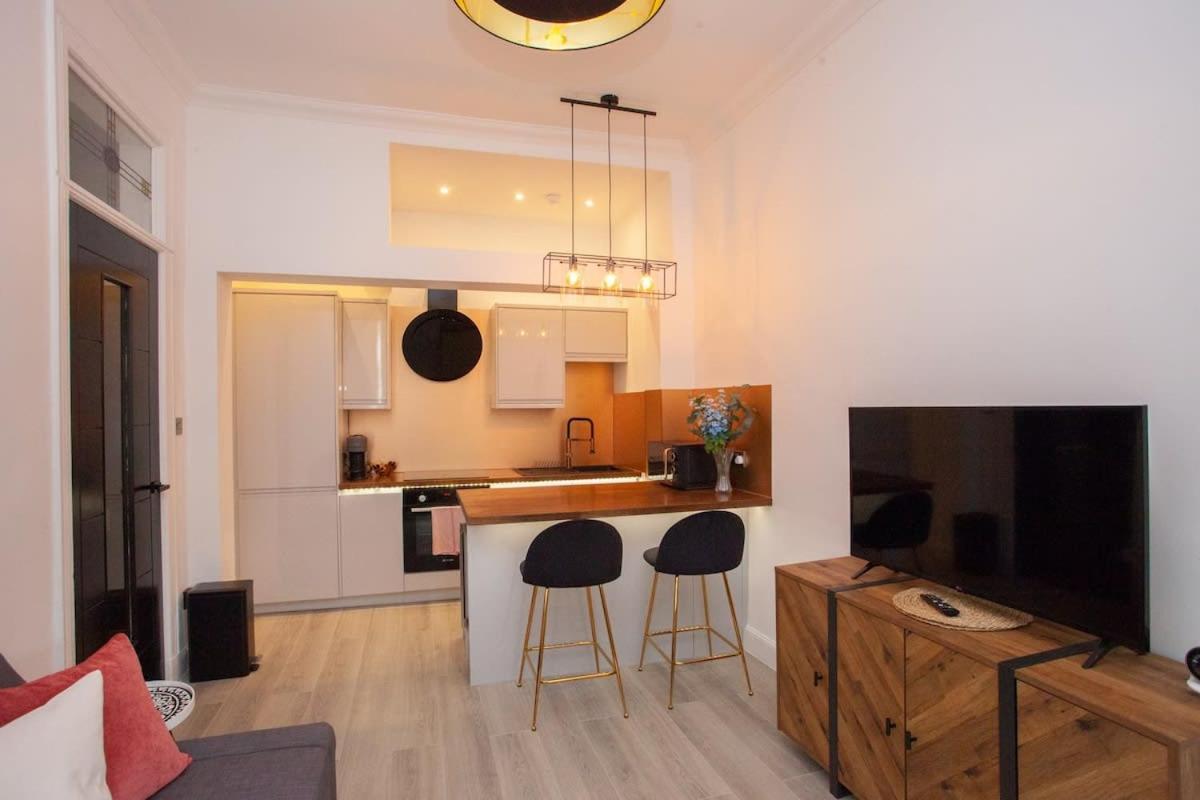 Stunning Flat In West End Location