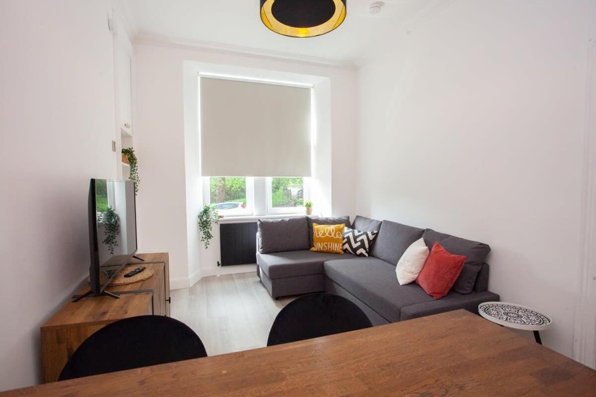 Stunning Flat In West End Location Apartment *