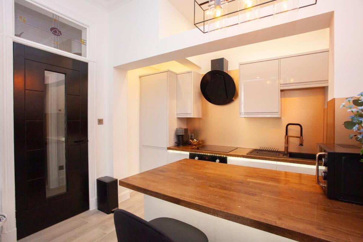 Stunning Flat In West End Location *
