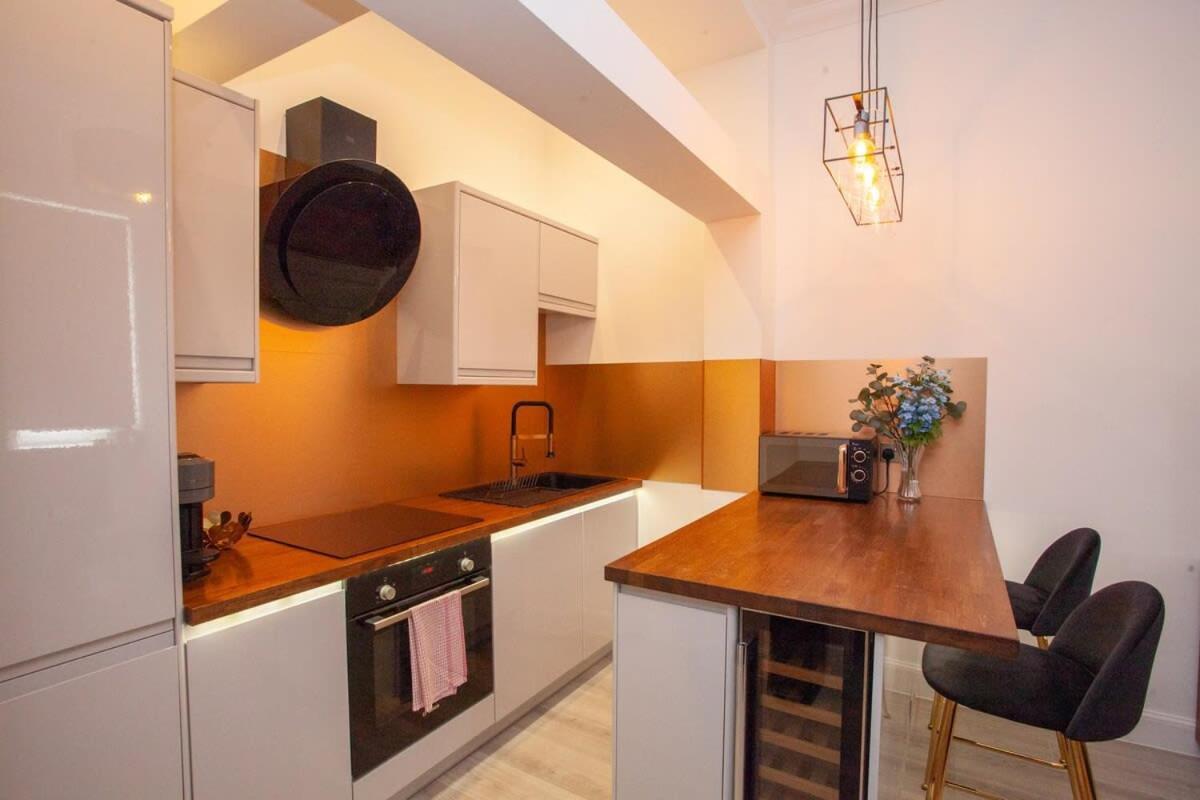 Stunning Flat In West End Location Apartment *