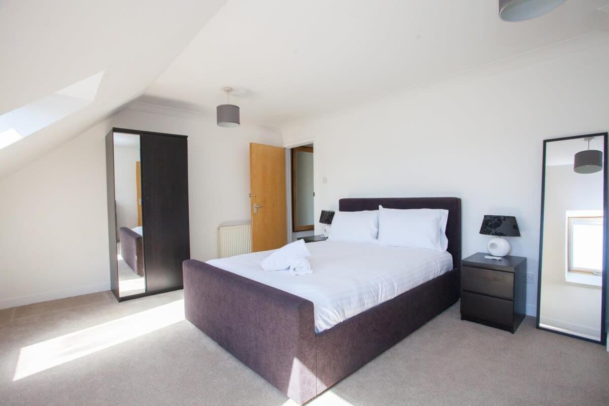 3 Bedroom Duplex With Free Parking Apartment Glasgow