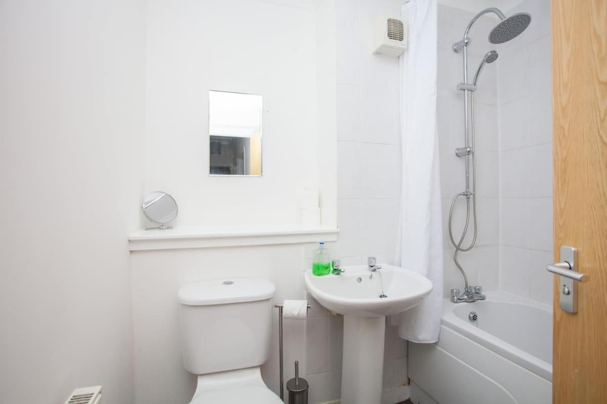 Apartment 3 Bedroom Duplex With Free Parking Glasgow