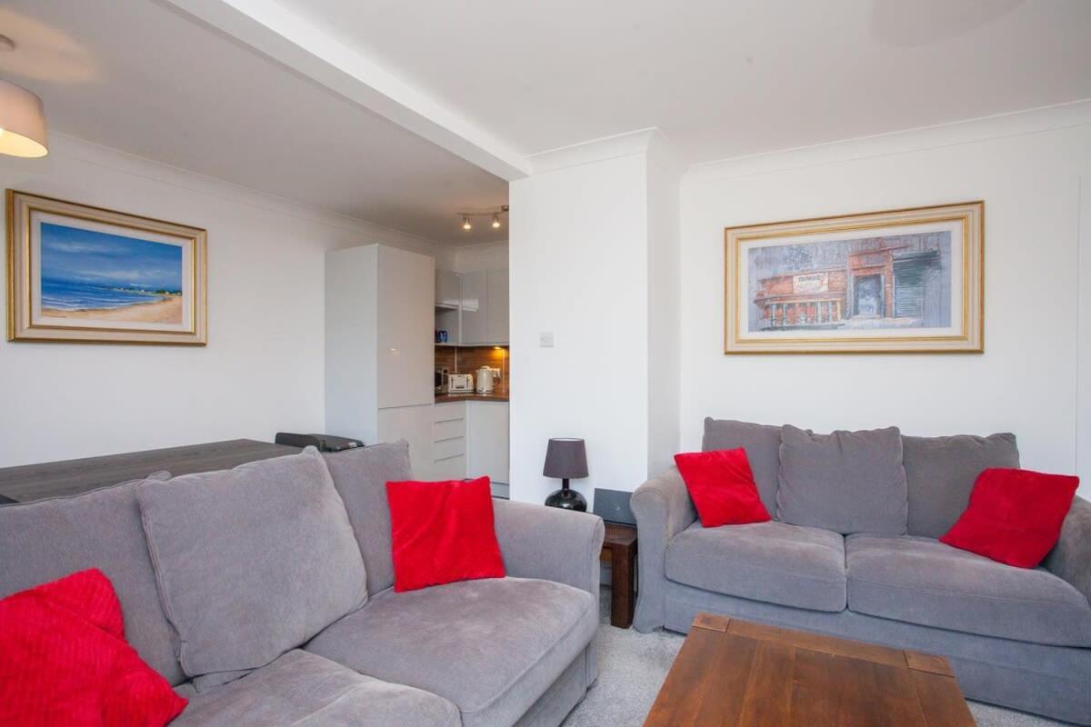 3 Bedroom Duplex With Free Parking Apartment