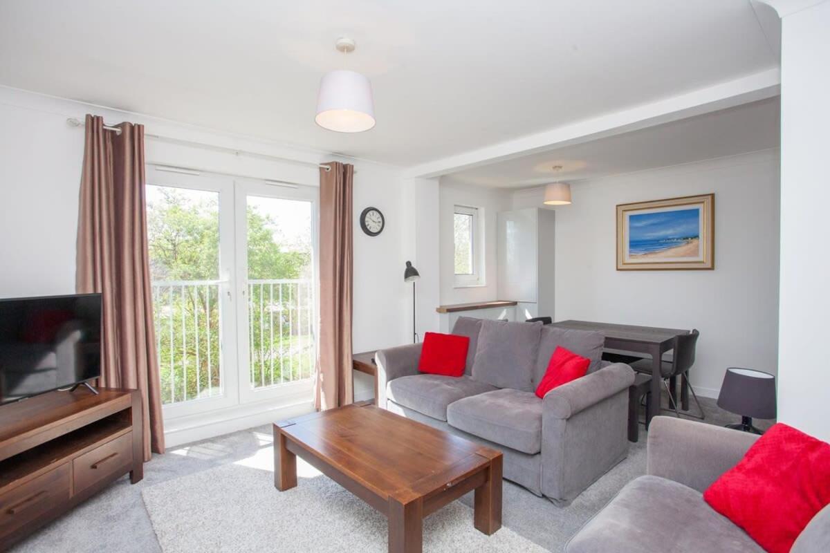 Apartment 3 Bedroom Duplex With Free Parking
