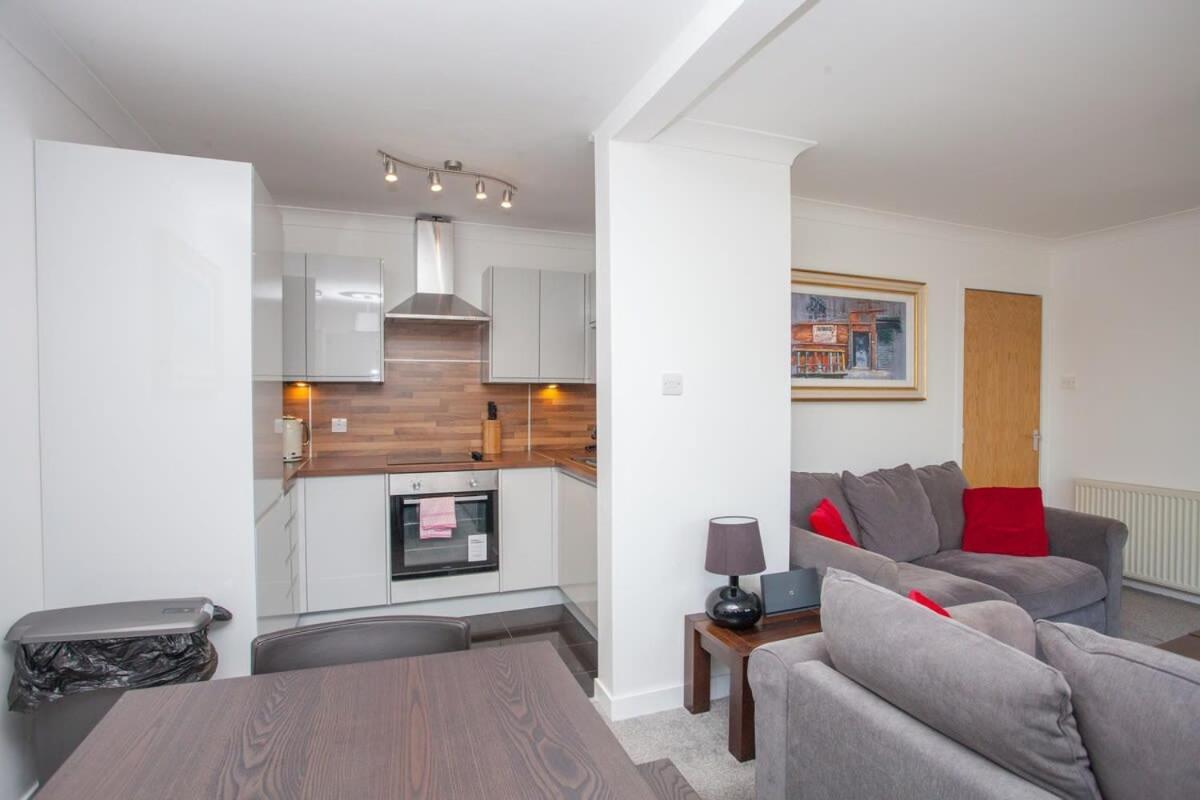 3 Bedroom Duplex With Free Parking Apartment *