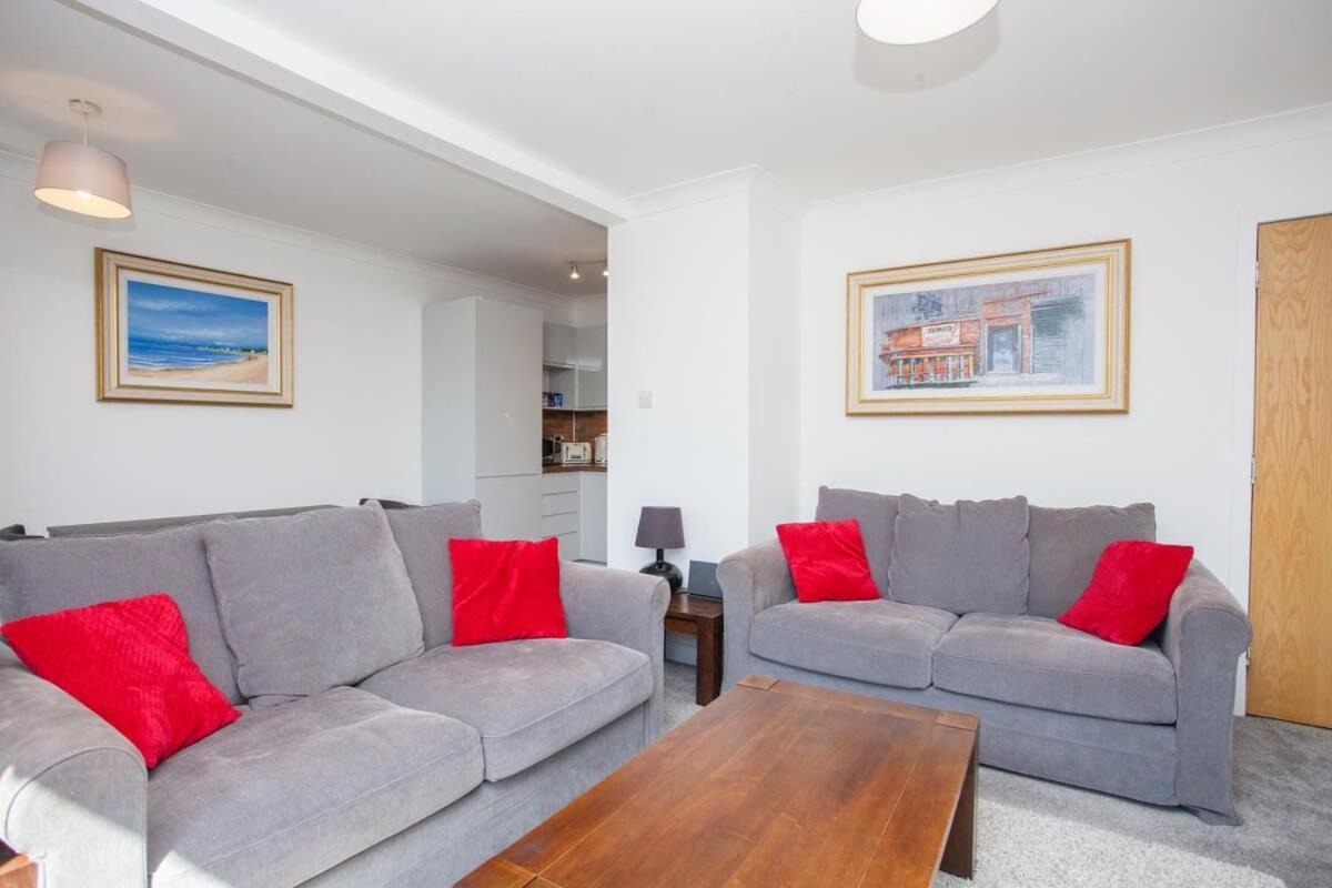3 Bedroom Duplex With Free Parking Apartment Glasgow