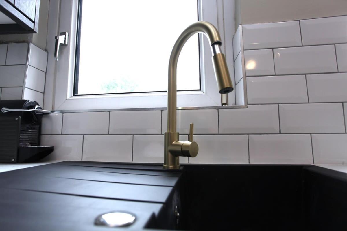 Three Bedroom Upper Flat In Jordanhill Apartment *