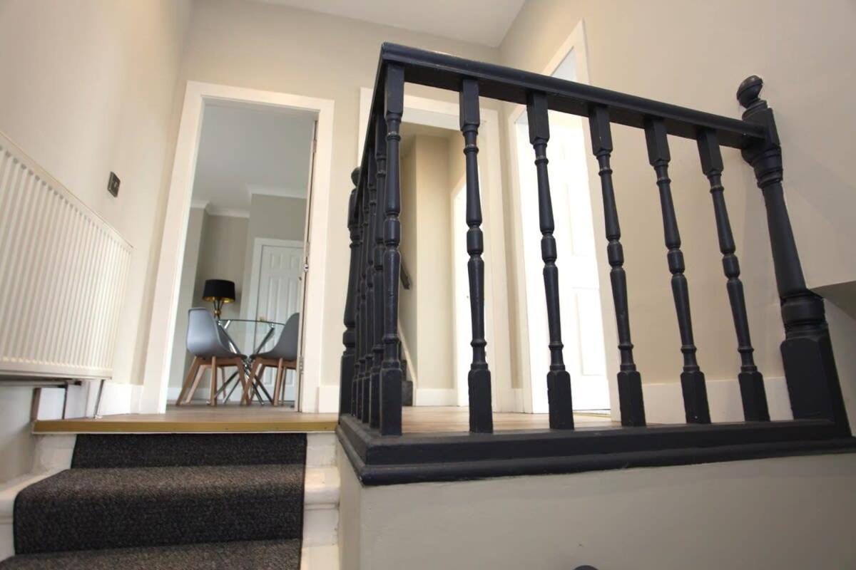 Apartment Three Bedroom Upper Flat In Jordanhill *