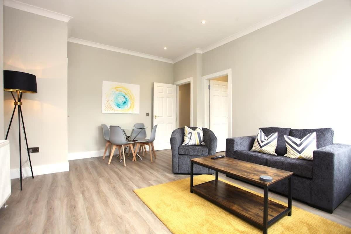 Three Bedroom Upper Flat In Jordanhill Apartment *