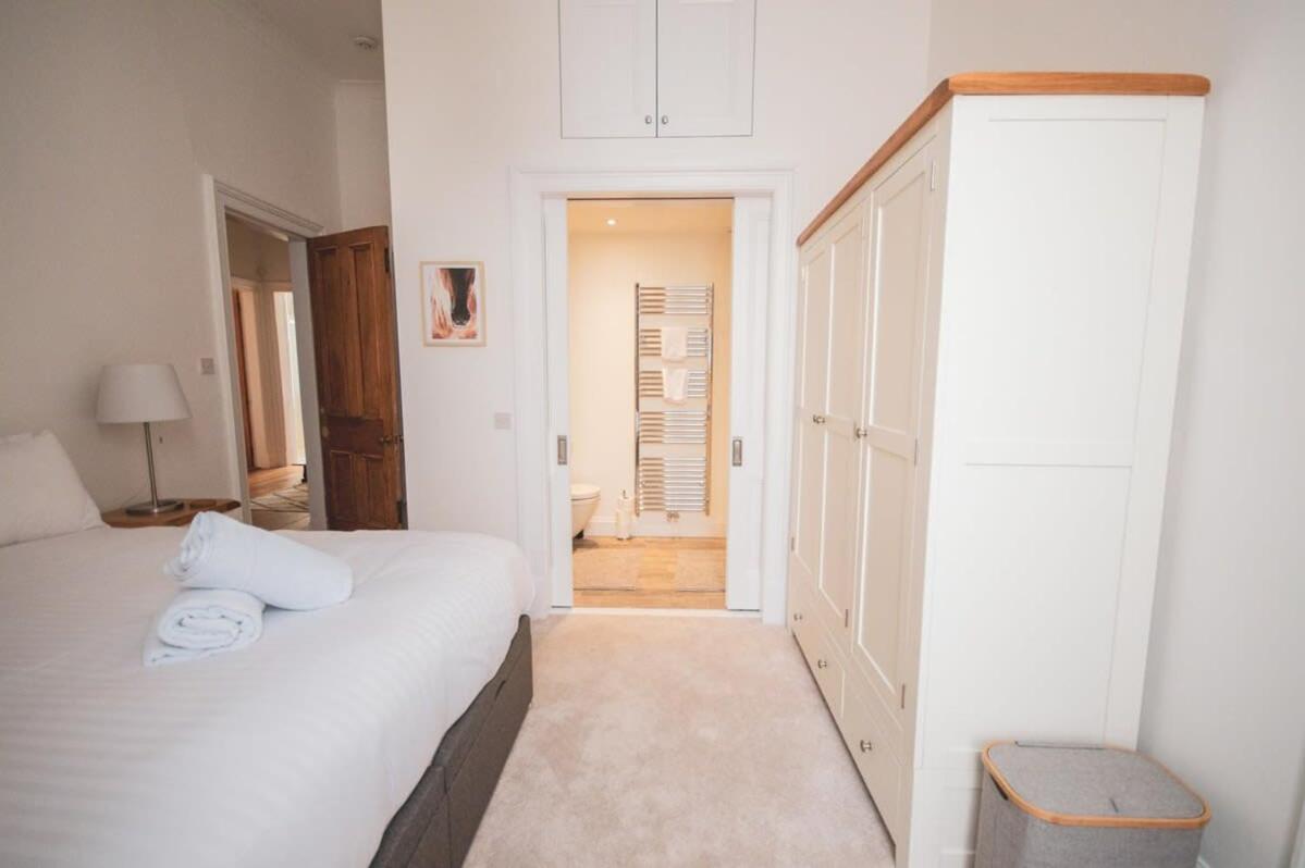 Stunning 3 Bed Flat In The Heart Of The West End *