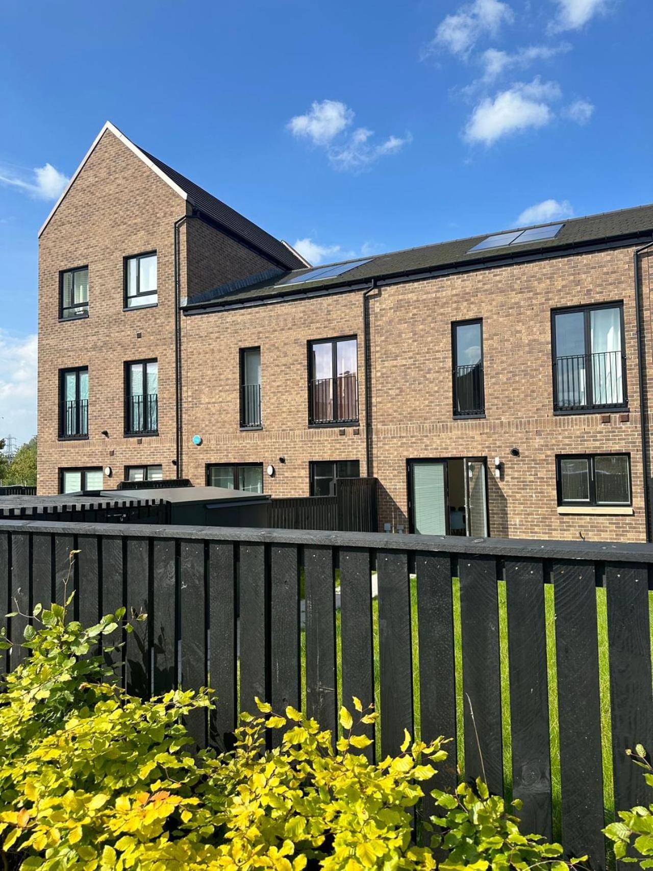 Wee Townhouse, 3 Beds With Free Parking, Wifi & Ethernet Connection Holiday home Glasgow