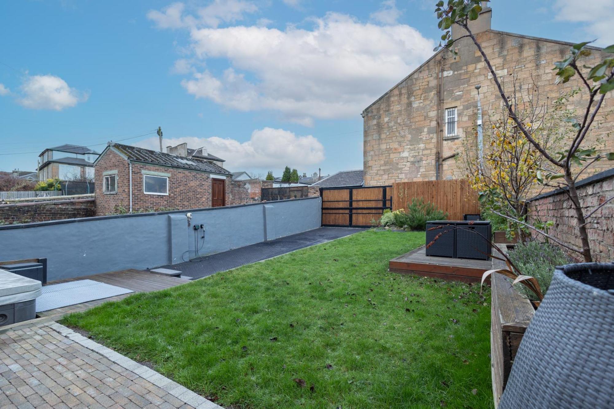 Extravagant 6 Bed Victorian Townhouse With Hot Tub