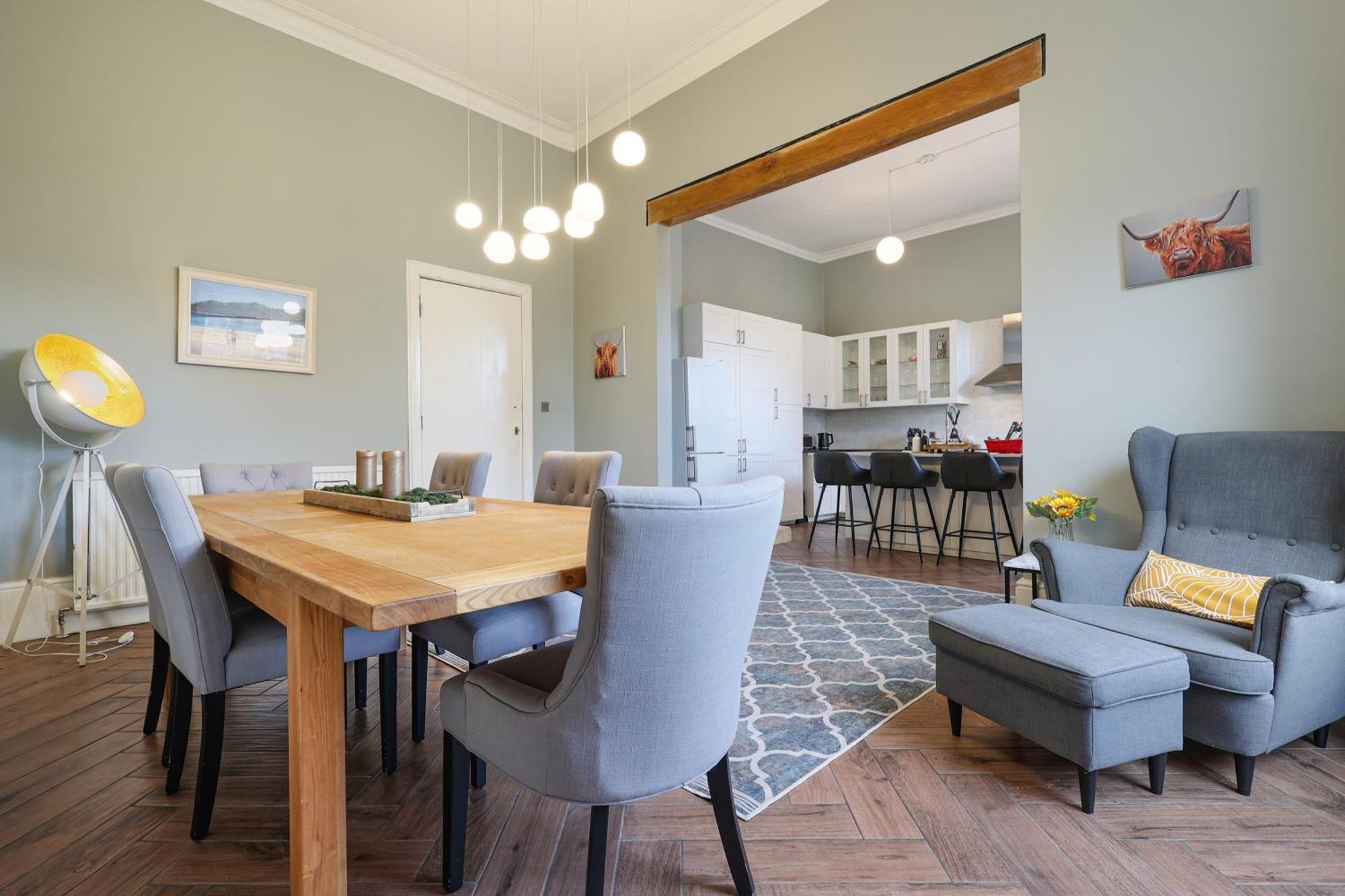 Extravagant 6 Bed Victorian Townhouse With Hot Tub