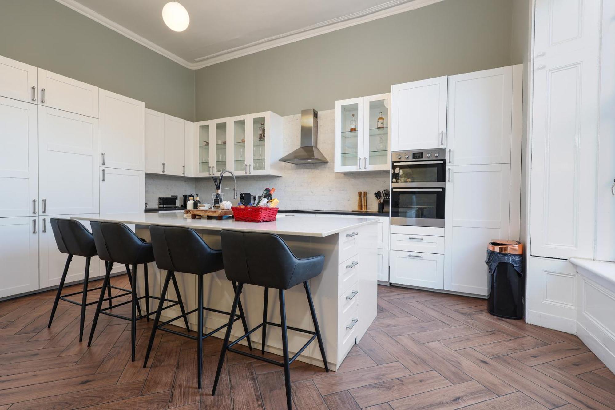 Extravagant 6 Bed Victorian Townhouse With Hot Tub *