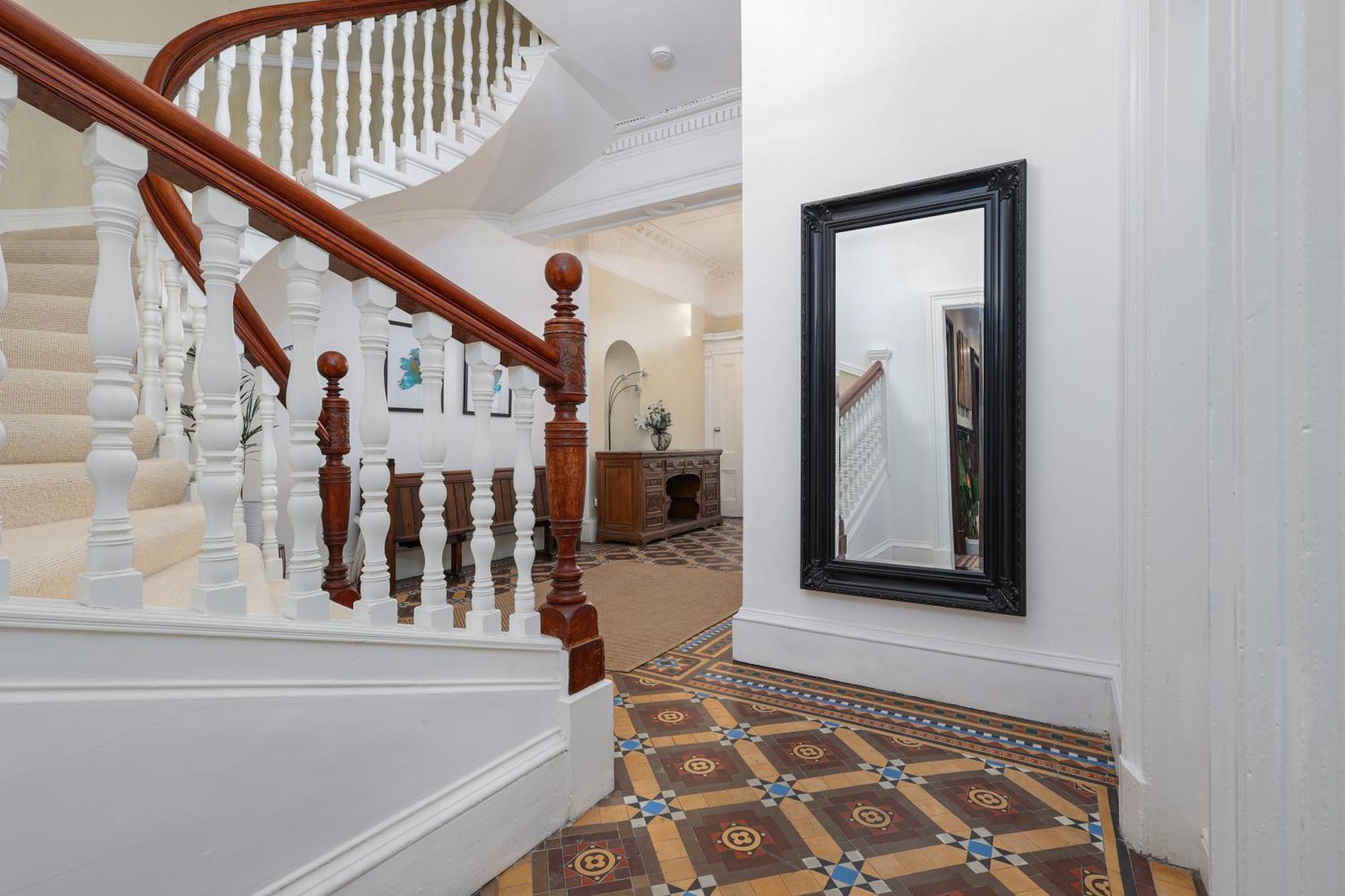 Extravagant 6 Bed Victorian Townhouse With Hot Tub Glasgow