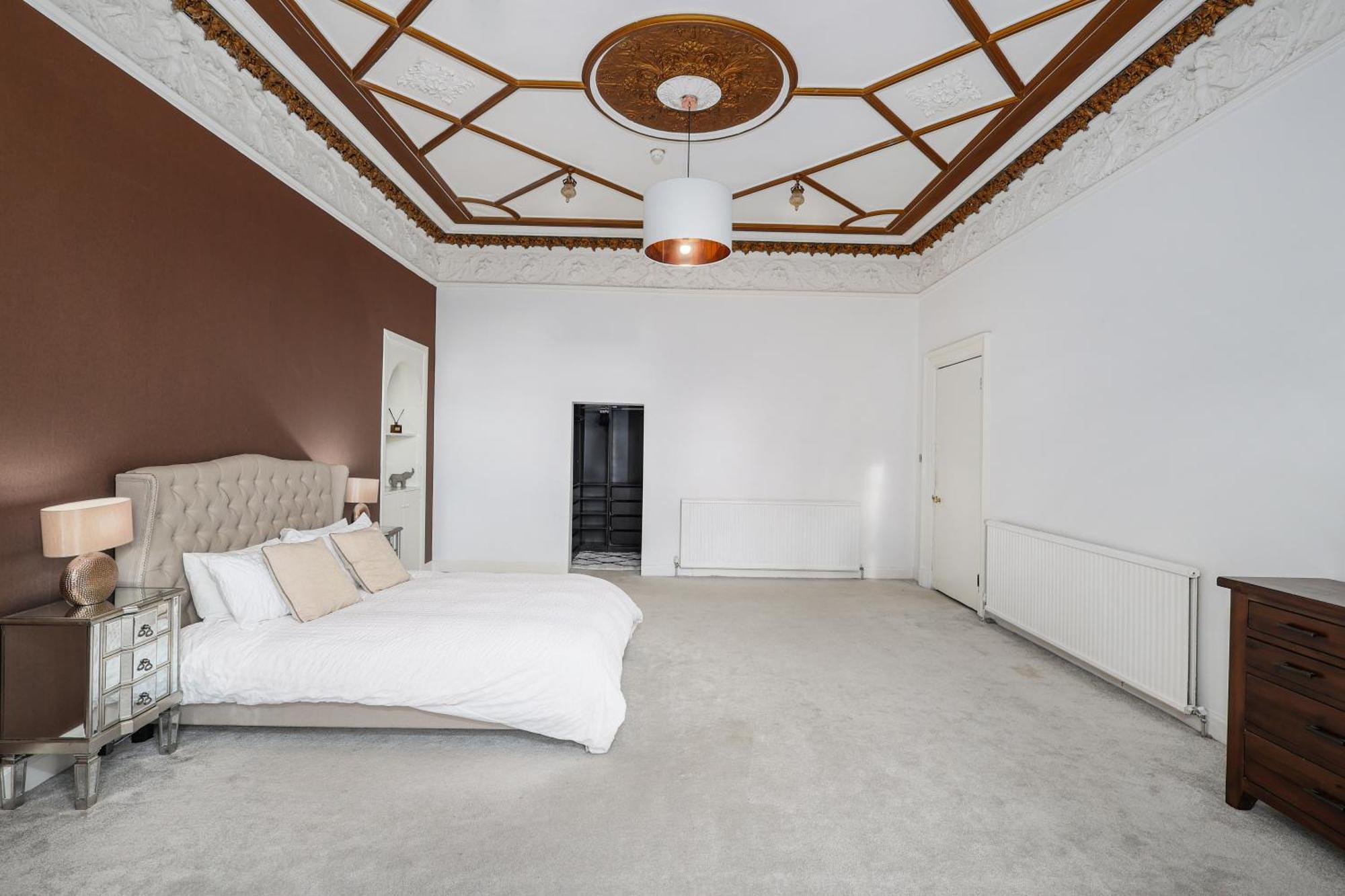 Extravagant 6 Bed Victorian Townhouse With Hot Tub *