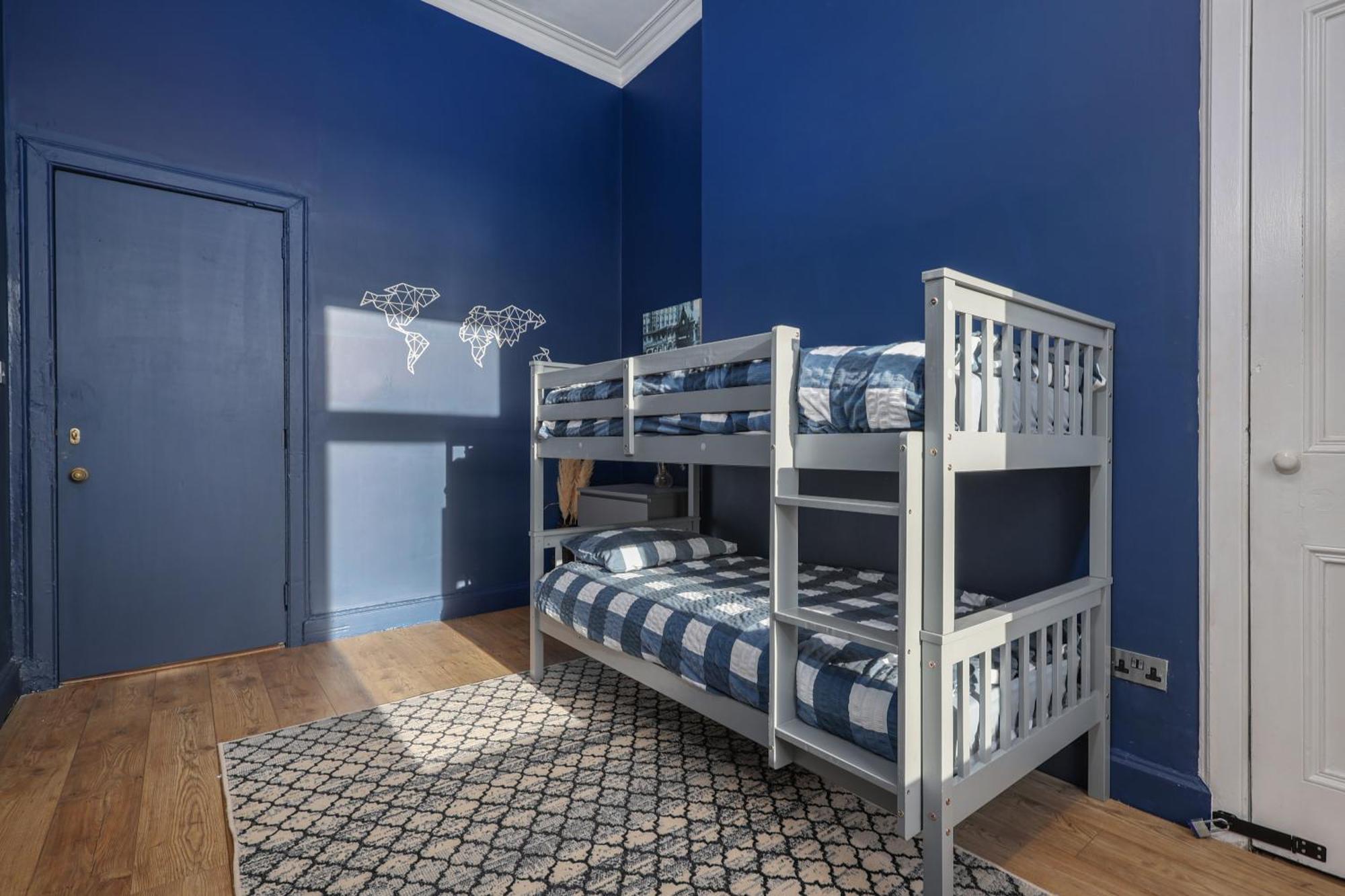 Extravagant 6 Bed Victorian Townhouse With Hot Tub *