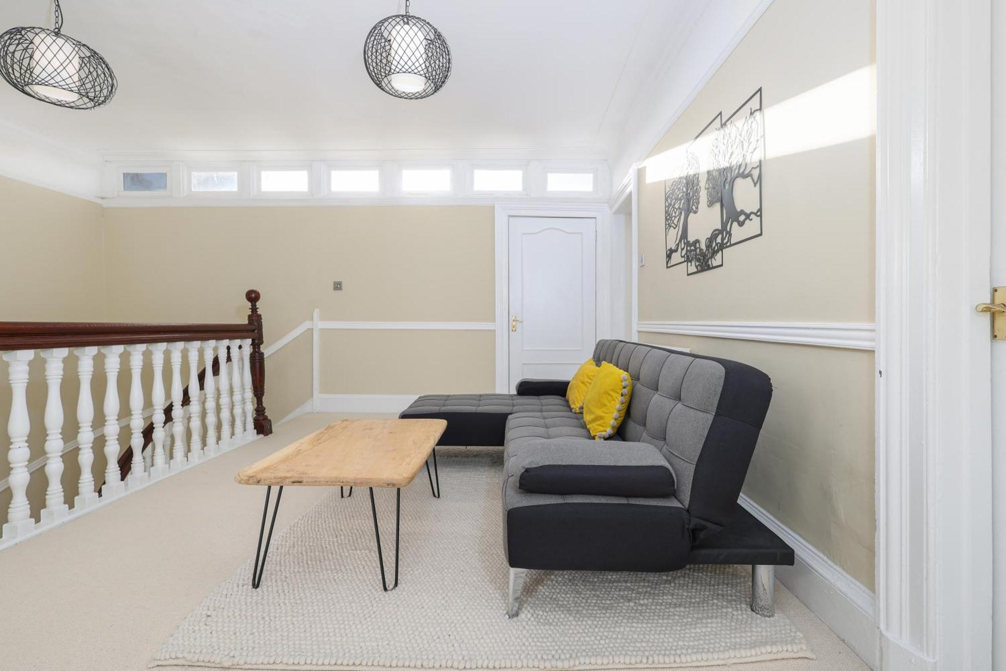 Extravagant 6 Bed Victorian Townhouse With Hot Tub *